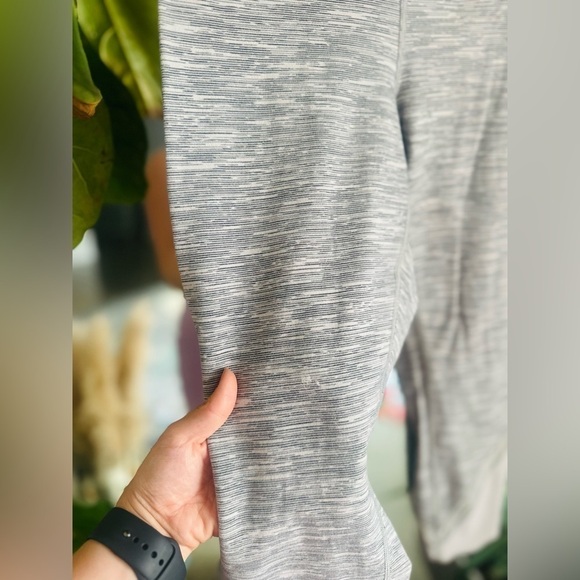 Lululemon gray Wunder under cropped leggings 6/8 - Picture 2 of 2